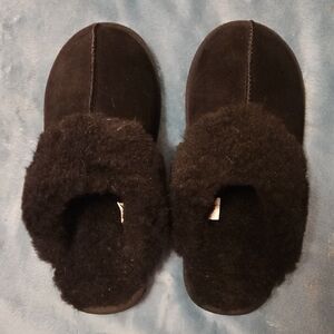 Paws By Bearpaw. Cozy Black Furry Slippers Size 9 New
